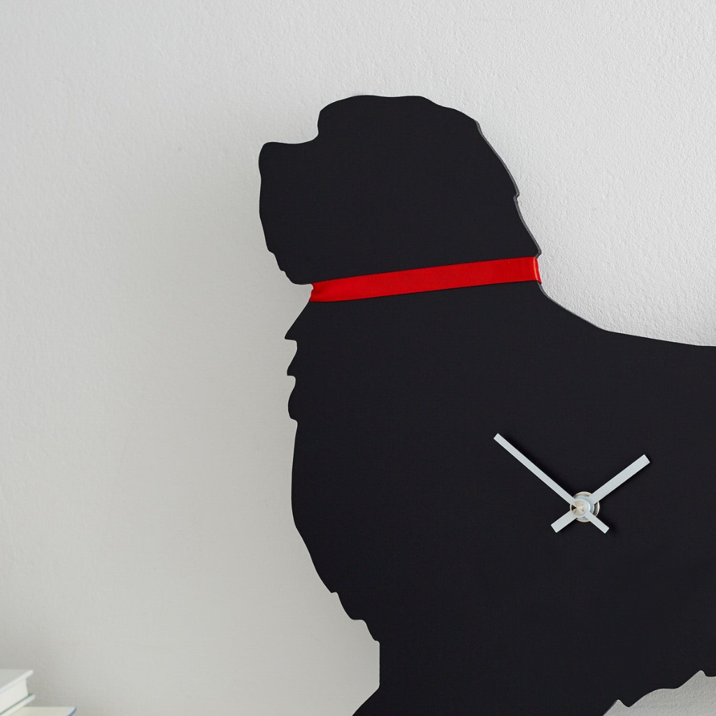Terrierklok met kwispelende staart