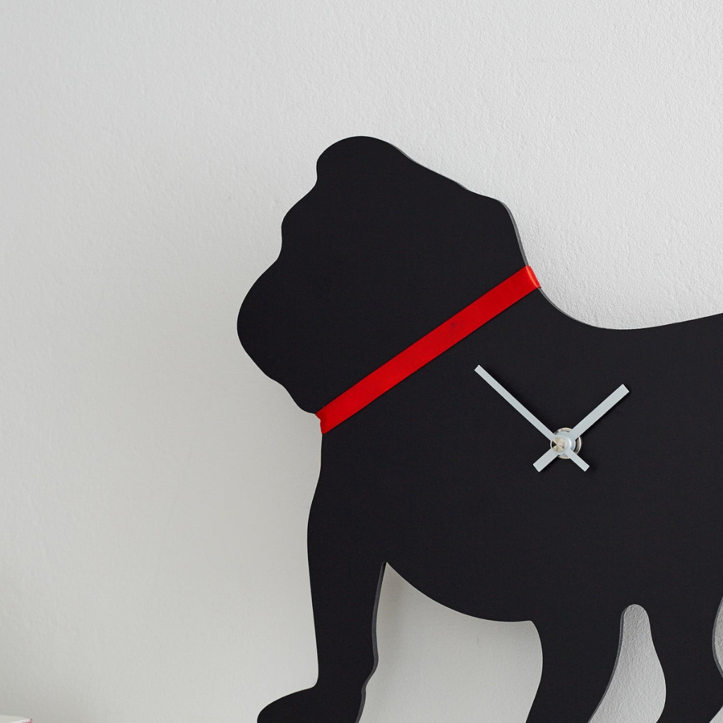 Klok met Britse buldog en kwispelende staart