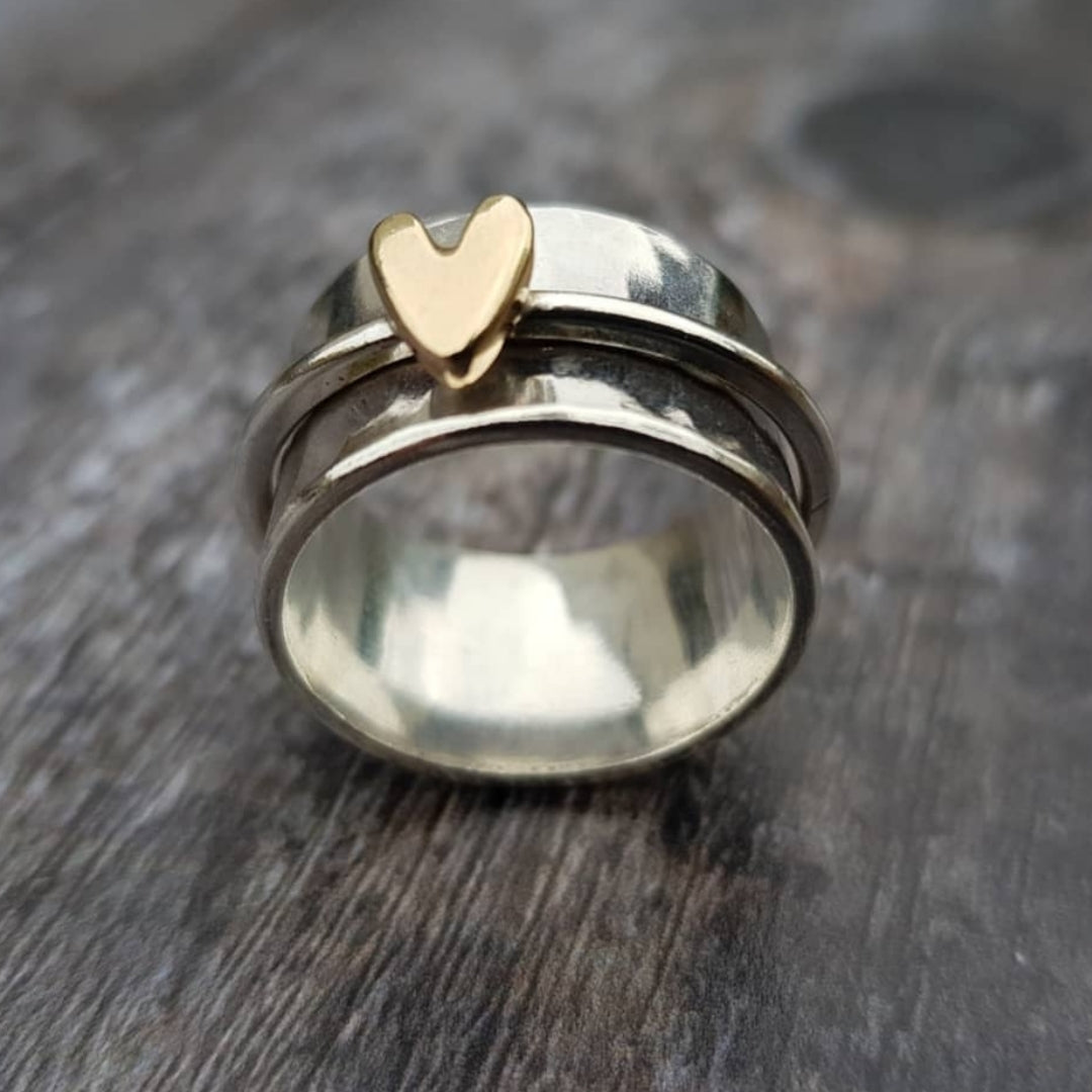Zilveren ring met een gouden hart by Mooibelle