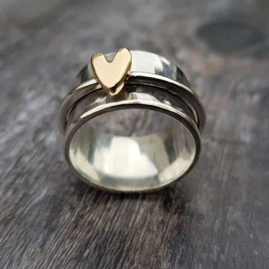Zilveren ring met een gouden hart by Mooibelle