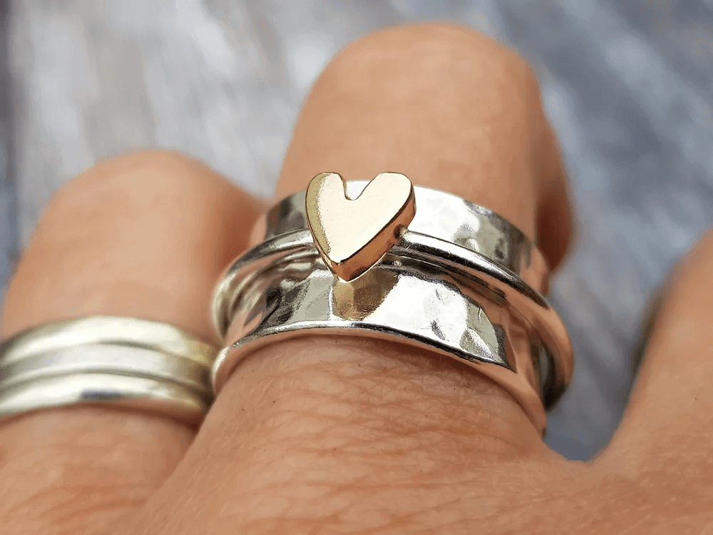 Zilveren ring met een gouden hart by Mooibelle